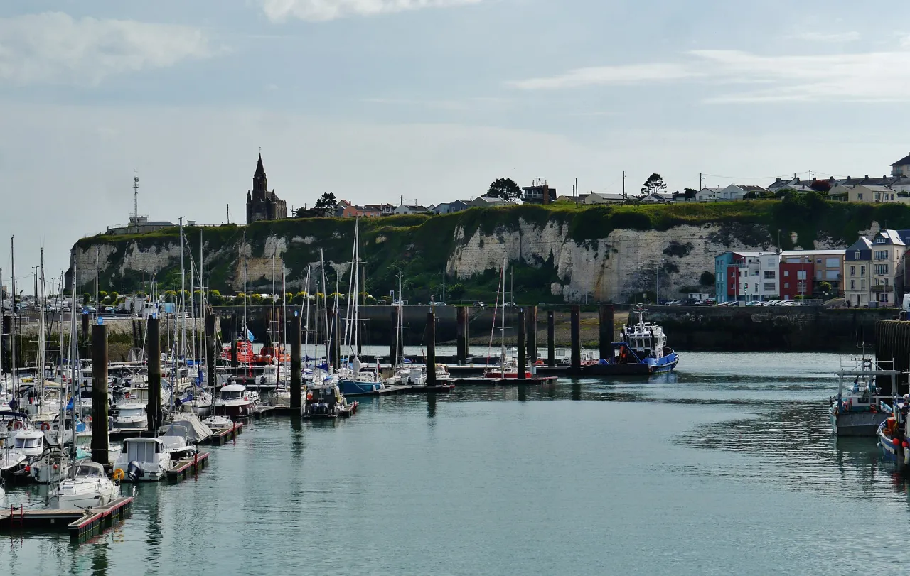 Le port de Dieppe au pied de la falaise, la chapelle Notre-Dame-de-Bon-Secours et les maisons du Pollet